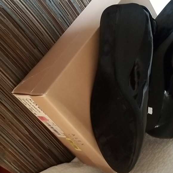 Shoes - Picture 3 of 4